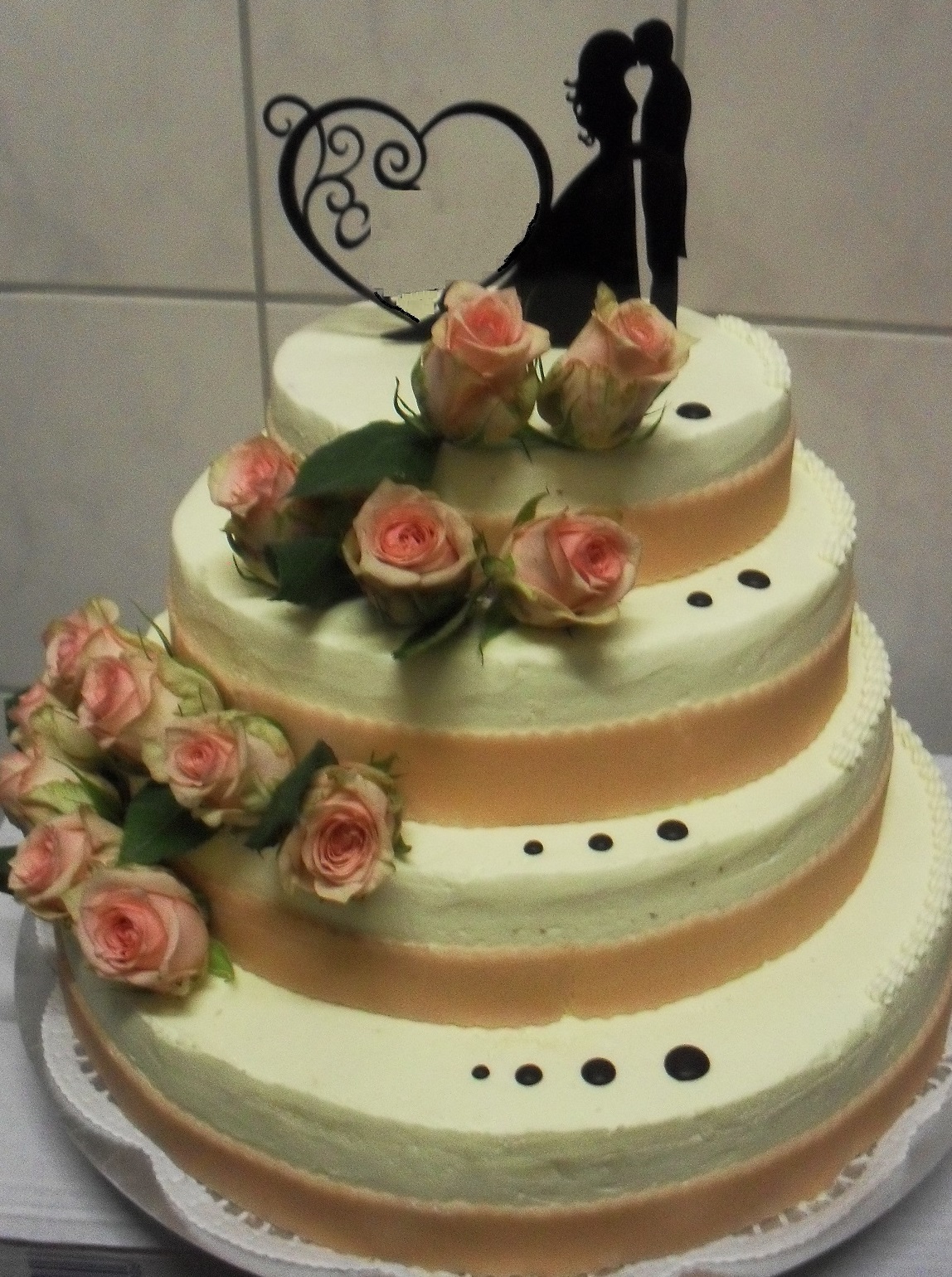 Bild von Hochzeitstorte drei Etagen mit Rosen